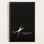 Agenda Elegante estilista moderno de las tijeras de oro r<br><div class="desc">Diseño moderno y elegante para peinados con tijeras de oro rosa falsas,  fuente caligráfica elegante y fondo negro.</div>