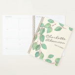 Agenda Elegante Eucalyptus Watercolor Nombre personalizad<br><div class="desc">Este elegante planificador semanal y mensual sin fecha de 2025 muestra un hermoso ilustracion de eucalipto de acuarela acompañado de elegantes letras de guiones para un aspecto atemporal. Perfecto para mantenerte organizado todo el año, dispone de un amplio espacio para la planificación, mientras que el formato sin fecha permite comenzar...</div>