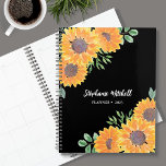 Agenda Elegante girasol 2023<br><div class="desc">Este elegante Planner está decorado con girasoles acuáticos y follaje verde sobre un fondo negro. Puede personalizarlo agregando su nombre y cambiando el año. Utilice la opción Herramienta de diseño para cambiar el tamaño, estilo y color del texto. Porque creamos nuestra obra de arte no encontrarás esta imagen exacta de...</div>