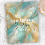 Agenda Elegante Glam Luxury Aquamarine Marble Gold Purpur<br><div class="desc">Este exquisito planificador de personalizables presenta un diseño cautivador que combina a la perfección la funcionalidad con el atractivo estético. La cubierta está decorada con un exquisito patrón de mármol aguamarino con tonos turbulentos de verde azulado, azul y crema. Delicados acentos purpurinas dorados se asemejan a los contornos del mármol....</div>