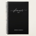 Agenda Elegante guión cambia semanalmente negro<br><div class="desc">Haz las cosas con nuestro planificador de guiones de intercambio en blanco y negro. Páginas semanales y mensuales para planificación empresarial o personal,  horarios y toma de notas. Pegatinas incluidos. Las páginas están en blanco para que pueda comenzar en cualquier momento.</div>