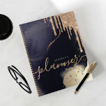 Agenda Elegante guión de Purpurina de oro desliza acuarel<br><div class="desc">Un elegante y glamoroso planificador personalizado. El diseño presenta un fondo de textura de color de tinta morada oscuro con acentos de oro. Se agrega un gráfico de goteo falso purpurina a la parte superior del bloc de notas. Personalizar con su propio texto,  nombre y año.</div>