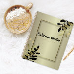 Agenda Elegante marco lujoso dorado y dorado negro<br><div class="desc">Presentamos un impresionante planner dorado de color metálico, adornado con elegantes hojas y ramas negras. Este planificador de personalizables es perfecto para mantener su vida organizada con estilo. Con su encuadernación en espiral y su texto personalizado, es el accesorio perfecto para todo aquel que desee añadir un toque de sofisticación...</div>