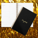 Agenda Elegante Moda Trendy Black Gold Semanal y Mensual<br><div class="desc">Personalizado, personalizado, moderno, moderno, de moda, moda, elegante patrón negro y gris a cuadros, elegante tipografía de oro falso / nombre de guión, semanal y mensual de panner con una hoja de pegatinas divertidos y coloridos reposicionables en la parte trasera. Simplemente escriba su nombre, a personalizar. Planee sus días con...</div>
