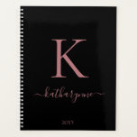 Agenda Elegante Monograma de Oro Rosa Rosa Negro<br><div class="desc">Moda Elegante Guión de Monograma Rosa Rosa Rosa Rosa Rosa en un Planner negro de moda. Fácil de personalizar con su propio nombre y detalles. Perfecto para tu lujoso estilo de vida. Póngase en contacto con nosotros en cedarandstring@gmail.com si necesita ayuda con el diseño o productos de coincidencia.</div>
