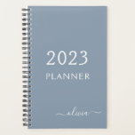 Agenda Elegante Monograma moderno Minimalista azul turbio<br><div class="desc">Presentamos nuestra Dusty Blue Minimalista Monogram Elegant Collection: Eleva tu estilo con sofisticación y encanto intemporal. Nuestra colección presenta diseños minimalistas en un suave y polvoriento matiz azul, realzados con elegantes monogramas adaptados a su gusto personal. Desde la papelería refinada hasta los accesorios versátiles, cada pieza de nuestra colección está...</div>