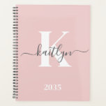 Agenda Elegante Monograma Rubor con guión gris rosado<br><div class="desc">Este sencillo y elegante planificador suave color rosa rosa 8, 5 x 11 con tu primer nombre en un tipo de letra de escritura a la moda en gris y tu primera inicial en un tipo de letra de tapa moderna en blanco es perfecto para ti. Es de diseño y...</div>