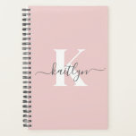 Agenda Elegante Monograma Rubor con guión gris rosado<br><div class="desc">Este sencillo y elegante planificador suave color rosa negro 5, 5 x 8, 5 con tu primer nombre en un tipo de letra de escritura a la moda en gris y tu primera inicial en un moderno tipo de letra en blanco es perfecto para tus teclas. Es de diseño y...</div>