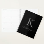 Agenda Elegante nombre de Monograma Plata Negro<br><div class="desc">Moda Elegante guión de Monograma Plateado en un planificador negro de moda. Fácil de personalizar con su propio nombre y detalles. Perfecto para tu lujoso estilo de vida. Póngase en contacto con nosotros en cedarandstring@gmail.com si necesita ayuda con el diseño o productos de coincidencia.</div>