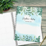 Agenda Elegante nombre de vegetación 2023 Planner<br><div class="desc">Este Planner está decorado con una elegante vegetación eucaliptus acuática y un cielo azul. Personalizar con tu nombre y año. Utilice la Herramienta de diseño para cambiar el tamaño, estilo o color del texto. Porque creamos nuestra obra de arte no encontrarás esta imagen exacta de otros diseñadores. Acuarela original ©...</div>