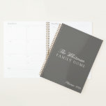 Agenda Elegante Nombre Familia Gris Hogar 2025<br><div class="desc">Elegant Name Family Home Gray 2025 Planner. Personaliza con tu propio texto, fuentes y colores. Le invitamos a visitar nuestra tienda de Zazzle, Life on Memory Lane, para ver nuestra creciente gama de regalos para todas las ocasiones, papelería personalizada, decoración de casa, artículos de fiesta, envoltura de regalos, empaque de...</div>