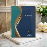 Agenda Elegante ola dorada azul Verde azulado con logotip<br><div class="desc">Las elegantes y sobrias olas de oro sobre un fondo azul y verde azulado crean un contraste interesante y único. El diseño es moderno y está limpio, lo que le confiere un ambiente profesional. Puede realizar fácilmente el personalizar de este diseño para que se ajuste a su negocio incluyendo su...</div>
