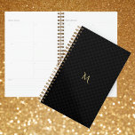 Agenda Elegante oro monogramado negro al año<br><div class="desc">Personalizado, personalizado, moderno, moderno, de moda, moda, elegante patrón negro y gris a cuadros, elegante tipografía de oro fino / guión monogramado, panner semanal y mensual con una hoja de pegatinas divertidos y coloridos reposicionables en la parte trasera. Simplemente teclee su monograma / iniciales, al personalizar. Planee sus días con...</div>