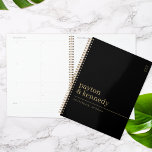 Agenda Elegante Personalizado Con Evento De Plan Boda De<br><div class="desc">Presentamos nuestro Elegante Evento de Plan Boda con nombre, el epítome de sofisticación y organización para su día especial. Este planificador de bodas personalizado está diseñado meticulosamente con un atemporal color negro y dorado, exuberante elegancia y lujo que complementa perfectamente la temática boda. Diseñado para simplificar su viaje de planificación...</div>