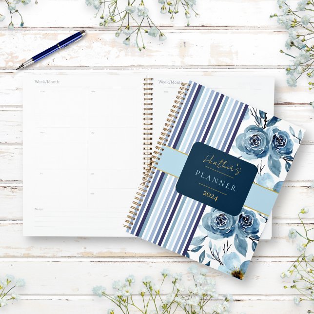 Agenda Elegante Personalizado floral de color azul blanco (Plan your year with this blue floral and striped personalized planner. )