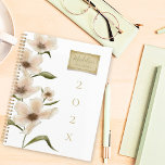 Agenda Elegante Personalizado Monograma Nombre Sello Flor<br><div class="desc">Elegante Personalizado Monograma Nombre Vintage Floral Stamp Planner - Elegante planificador de flores silvestres que se puede personalizar fácilmente con nombre y año en tipografía de guiones y tipo de letra de máquina de moda. Ilustracion floral por Ilustraciones Hanger Lane,  PGCo Designs Partner.</div>
