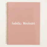Agenda Elegante polvoriento rosa nombre personalizado año<br><div class="desc">Elegante y polvoriento texto de nombre personalizado rosa,  año,  número,  iniciales,  monograma simple minimalista Planner personalizado. Texto blanco personalizado sobre fondo de color sólido rosa y nítido.</div>