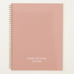 Agenda Elegante profesional polvoriento título de nombre<br><div class="desc">personalizado minimalista polvoriento rosa y blanco texto moderno sencillo y elegante moda planner personalizado. Texto blanco completamente personalizable,  fondo de color sólido y rosa polvoriento. Puede personalizar con nombre y apellido y título,  año,  nombre de la empresa,  profesionales,  negocios,  etc</div>