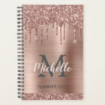 Agenda Elegante Purpurina rosado de oro de rosado monogra<br><div class="desc">El rosa de lujo purpurina de oro toma un nombre personalizado y monogramado 2024 o cualquier planificador de año. Este diseño presenta goteos de purpurina de oro rosa rosa rosa rosa rosa rosa negro sobre fondo metalizado color rosa falso con plantilla de texto inicial, monograma y nombre de personalizado. Perfecto...</div>