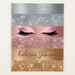 Agenda Elegante rayas Purpurinas Rosa de oro plateado<br><div class="desc">Moderno, glam, azota a la artista de maquillaje imitación de plata, oro y color rosa purpurina rayas planner. Este diseño presenta rayas purpurinas chispeantes falsas y metalizado cepillado en plata, oro y color rosa rosa rosa rosa rubor de color purpurina, pestañas, nombre y segunda plantilla de texto. El nombre está...</div>