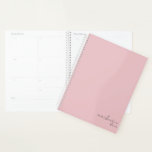Agenda Elegante rosa Rubor simple Minimalista personaliza<br><div class="desc">Elegante y elegante portátil Rubor rosa elegante simple Minimalista personalizado con su nombre y año en escritura moderna. Nuestro planificador está aquí para ayudarle a alcanzar sus objetivos. Proporciona una forma de estar organizado y reflexionar sobre tu vida. Con un diseño sencillo y sin fecha, se puede usar este planificador...</div>