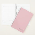 Agenda Elegante Rubor rosa simple Minimalista personaliza<br><div class="desc">Elegante y elegante portátil Rubor rosa elegante simple Minimalista personalizado con su nombre y año en escritura moderna. Nuestro planificador está aquí para ayudarle a alcanzar sus objetivos. Proporciona una forma de estar organizado y reflexionar sobre tu vida. Con un diseño sencillo y sin fecha, se puede usar este planificador...</div>