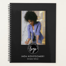 Elegante tarjeta de identificación negra con logo 