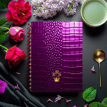 Agenda Elegante Vivid Purple Faux Crocodile Monogramado<br><div class="desc">Aumente su planificación con nuestro Planner de Moda, que presenta un lujoso diseño de cocodrilos de imitación violeta de nuestra Vivid Purple Collection. Este planificador es perfecto para profesionales, estudiantes y todo aquel que valore la organización con un toque de elegancia. El monograma personalizado añade un toque único y exclusivo,...</div>