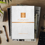 Agenda Elegante y elegante oro de cuero blanco monogramad<br><div class="desc">Lujoso y exclusivo edificio de estilo ofimático o monogramado personal de 2025 con un falso purpurina metálico de cobre con las iniciales de su nombre en monograma y una franja brillante sobre un elegante fondo de cuero falso blanco. Adecuado para pequeñas empresas, profesionales empresariales o independientes, especialistas en marcas personales...</div>