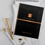 Agenda Elegante y elegante oro de cuero negro monogramado<br><div class="desc">Lujoso y exclusivo despacho o planner monogramado personal con un falso purpurina metálico de cobre con las iniciales de su nombre en monograma y una franja brillante sobre un elegante fondo negro de cuero falso. Adecuado para pequeñas empresas, profesionales empresariales o independientes, especialistas en marcas personales o estilistas, artistas de...</div>