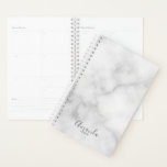 Agenda Elegante y elegante patrón de mármol blanco<br><div class="desc">Planee su día con estilo con este elegante y elegante patrón de mármol blanco. Este planificador presenta un nombre personalizado en estilo de letra de escritura gris moderna y año en fuente sans serif moderna sobre fondo de mármol blanco.</div>