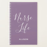 Agenda Enfermera de la vida Púrpura médica personalizada<br><div class="desc">Manténgase al día con su horario ocupado con estilo con este Planificador Personal Médico Purple Personalizado de Nurse Life. Se trata de un diseño moderno con el texto "vida de enfermera" en un gran guión con letras a mano de moda y blanco centrado en la parte delantera de un planificador...</div>