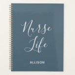 Agenda Enfermera estudiantil Dusty Blue Script Personaliz<br><div class="desc">Manténgase al día con su horario ocupado con estilo con este Planificador Personalizado de Guión Blanco Azul de Enfermería Estudiantil. Se trata de un diseño moderno con el texto "vida de enfermera" en un gran guión con letras a mano de moda y blanco centrado en el fondo azul polvoriento. El...</div>