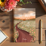 Agenda Es Un Año Hermoso Para Empezar El Camino De La Pra<br><div class="desc">Es un año hermoso para empezar. Este magnífico planificador presenta nuestros hermosos ilustraciones dibujados a mano de un camino de tierra de campo serpenteando a través de un prado de tulipanes rosados. Hemos dibujado a mano las palabras "Es un hermoso año para empezar" colocadas sobre nuestro prado y ilustracion de...</div>