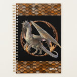 Agenda Escalado de metal de dragón de bronce<br><div class="desc">Este diseño fue creado mediante arte digital. Puede personalizarse en el área proporcionada o personalizarse aún más eligiendo la opción "haga clic para personalizar" y cambiando el nombre, las iniciales o las palabras. También puede cambiar el color y el estilo del texto o eliminar el texto para obtener un diseño...</div>