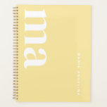 Agenda Escuela Amarilla Monográfica Cuta<br><div class="desc">Este elegante planificador es imprescindible para los suministros escolares de bonito y de vuelta a los suministros escolares. Perfecto para la escuela debe tener, encaja con tu lista de suministros escolares de secundaria. Con su diseño de útiles escolares bonitos, es un material escolar estético esencial. Ideal para material escolar y...</div>