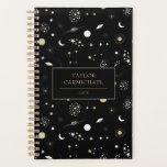 Agenda Espacio de galaxias Black Gold Stars<br><div class="desc">Planificador de Guay con un patrón espacial de estrellas, galaxias, constelaciones, lunas, etc. en negro, blanco, gris plateado y amarillo dorado pálido. Añade tu nombre y año a la etiqueta negra sobre el patrón de estrellas.</div>
