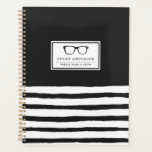 Agenda Espectáculos serios | Planes y cosas semanales<br><div class="desc">Mantén tu mente organizada con este divertido y desenfadado planificador a rayas. Presenta un par de gafas de espectáculo retro seguidas de tu nombre en un tipo de letra clásico debajo. A su alrededor,  se han estilizado las rayas blancas y negras para compensar el aspecto retro.</div>