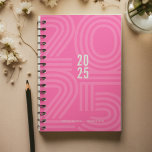 Agenda Espiral bloqueada de rosa caliente semanal<br><div class="desc">Diseño de papel personal simple 2025 , planificador anual/semanal con cifras de año cuadrado y un fondo de números de tamaño exagerado. Planificador anual (12 meses) con visión general mensual abierta y hojas de planificación semanales. Cubra con una selección de colores modernos. Póngase en contacto para obtener ayuda para personalizar...</div>