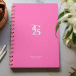Agenda Espiral de año dividido rosado caliente semanal<br><div class="desc">Diseño de papel personal sencillo 2025 , planificador anual/semanal con cifras de dos años en negrita. Planificador anual (12 meses) con visión general mensual abierta y hojas de planificación semanales. Cubra con una selección de colores modernos. Póngase en contacto para obtener ayuda para personalizar o crear una combinación de colores...</div>