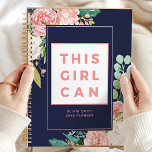 Agenda Este Chica puede ser favorable para la floración m<br><div class="desc">Sigan inspirados con este "Chica puede" motivacional planificador floral positivo. Perfecto para las mujeres que aman la edificación y los diseños elegantes, este planificador combina hermosas obras de arte floral con mensajes de empoderamiento. Las flores vibrantes y la cita motivacional le dan un toque alegre a su organización diaria. Ideal...</div>