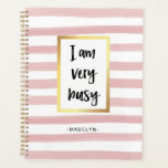 Agenda Estoy muy ocupado | Bandas acuáticas rosas y oro<br><div class="desc">Este elegante planificador dice "Estoy muy ocupado" en la moderna tipografía negra,  en un falso marco dorado. El fondo está decorado con una acuarela de rayas rosas y blancas,  y puedes personalizarlo con tu nombre.</div>