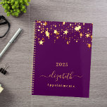 Agenda Estrellas de oro morado elegantes citas con chicas<br><div class="desc">Un elegante fondo de color violeta oscuro femenino y elegante con brillantes estrellas de oro que gotean, gotean. Personalice y agregue un año, cualquier año, nombre y título. Un planificador para organizar clientes de negocios, para hacer listas, o tu vida diaria. El nombre está escrito con un gran guión escrito...</div>