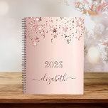 Agenda Estrellas de oro rosa de Rubor goteando nombre de<br><div class="desc">Un fondo de aspecto metálico dorado rosa y ruidoso, con elegantes rosas de oro purpurinoso y brillantes estrellas cayendo, goteando. Personalice y agregue un año 2023 (o cualquier año) y un nombre. El nombre está escrito en oro rosa oscuro con un gran guión de estilo moderno con letras a mano...</div>