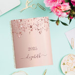 Agenda Estrellas de oro Rosa goteando nombre en monograma<br><div class="desc">Un falso fondo metálico rosa dorado con elegante rosa de oro purpurinoso y estrellas brillantes cayendo, goteando. Personalice y agregue un año 2025 y un nombre. El nombre está escrito en oro rosa oscuro con un gran guión de estilo moderno con letras a mano con toques. Para que los cambios...</div>