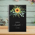 Agenda Eucalipto de girasol nombre negro verde 2023<br><div class="desc">Un fondo negro. Decorada con girasoles,  vegetación eucaliptus. Añadir un nombre,  texto. El nombre está escrito con un guión moderno de estilo con letras a mano con toques. Para que los cambios sólo eliminen el nombre del ejemplo,  deje los espacios o la emoji delante y después del nombre.</div>