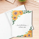 Agenda Eucalipto de girasol personalizado<br><div class="desc">Este Planner de bonito está decorado con girasoles acuáticos y hojas de eucaliptos verdes sobre un fondo blanco. Puede personalizarlo agregando su nombre y cambiando el año. Porque creamos nuestra propia obra de arte no encontrarás esta imagen exacta de otros diseñadores. Acuarela original © Michele Davies.</div>