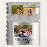 Agenda Familia fotográfica de caligrafía mínima Silver<br><div class="desc">Este diseño puede ser personalizado en el área proporcionada cambiando la foto y/o el texto. O puede personalizarse haciendo clic en Personalizar esta plantilla y, a continuación, eligiendo la opción de hacer clic en el personalizar y eliminando o cambiando el color del fondo, agregando texto, cambiando el color o estilo...</div>