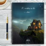Agenda Fantasía celeste con gatos<br><div class="desc">Planner con una mágica escena de fantasía con una romántica casa antigua y dos gatos mirando al cielo para ver qué se planea para este año.</div>