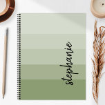 Agenda Firma personalizada Bloque de color Sage Green 202<br><div class="desc">Este moderno y moderno diseño presenta cinco rayas de colores en tonos degradados,  desde el verde claro hasta el verde sabio medio. Personalízalo con tu nombre en escritura vertical de escritura a mano con firma negra.</div>